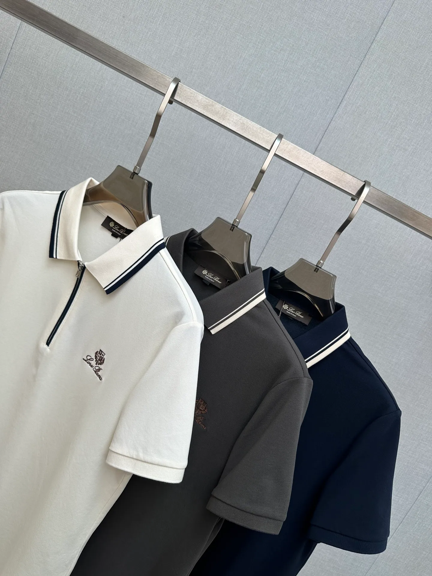 LP Spring and Summer New Arrival's first counter is the latest New Arrival lapel short-sleeved, refreshing and breathable. Premium customized design, avant-garde and fashionable! The brand logo is designed with heavy craftsmanship. It feels soft. It is comfortable to wear. It has exquisite counter-level stitching. It has fine workmanship. The upper body effect is incomparably handsome! A must-have item for a stylish man! Sizes:M-3XL
